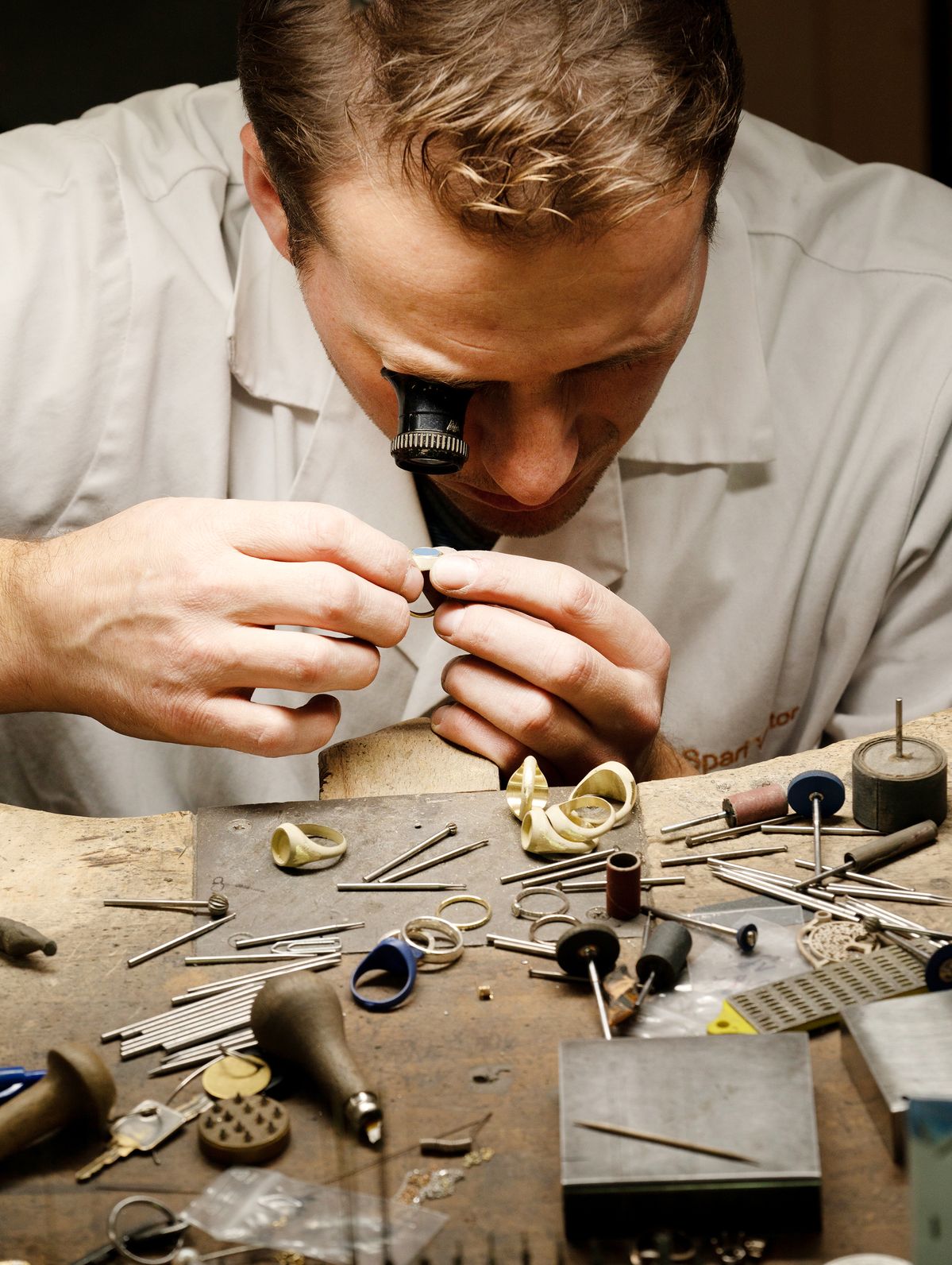 Le joaillier faisant son travail. Nos valeurs de précision se ressentent à travers lui.
